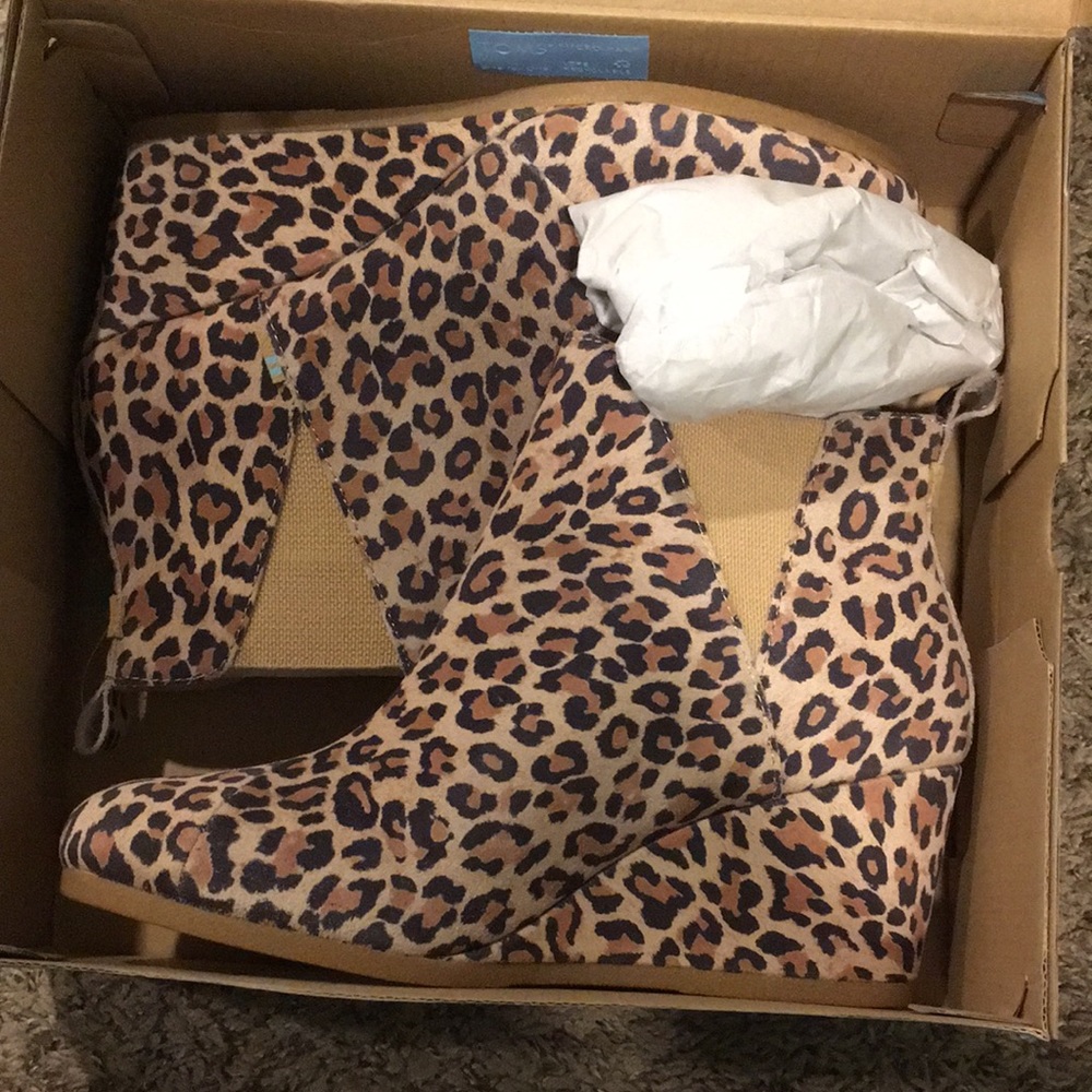 New with tags Toms desert tan leopard print suede wedges sz. 10